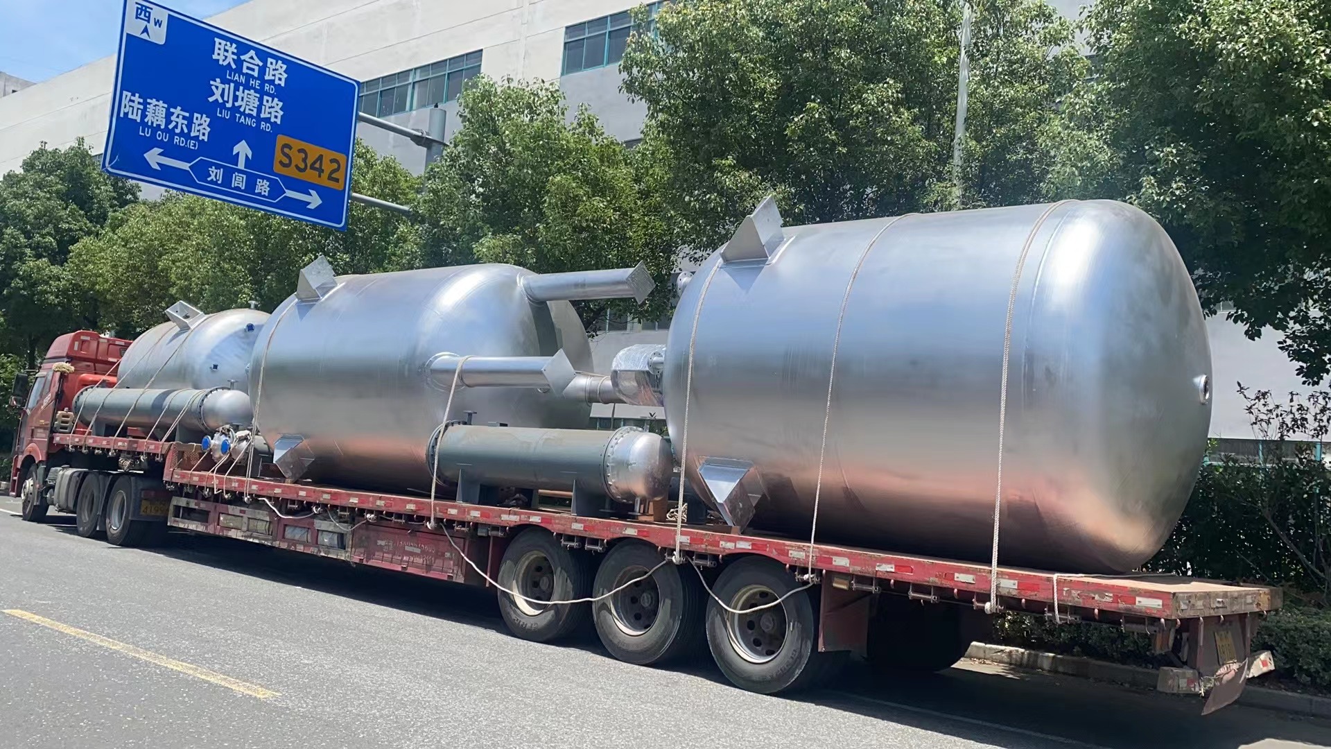 三臺不銹鋼反應釜，六臺列管冷凝器發(fā)往江西
